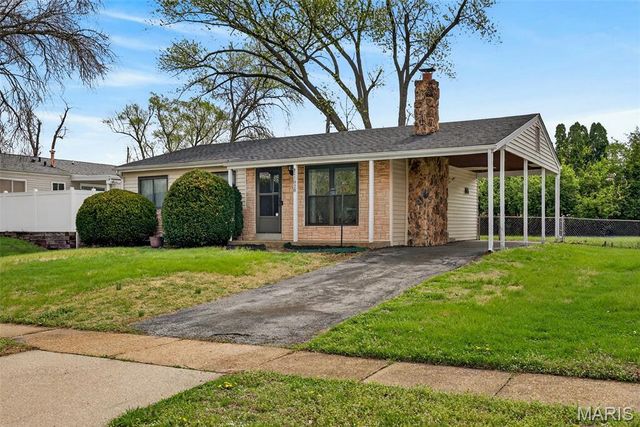 11828 Foxwood Drive, Maryland Heights, MO 63043