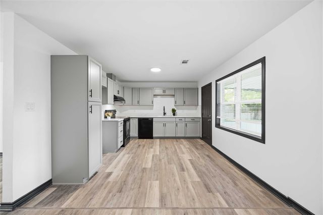 9723 Oldcrest Drive, Stafford, TX 77477