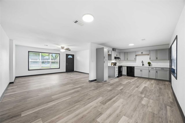 9723 Oldcrest Drive, Stafford, TX 77477