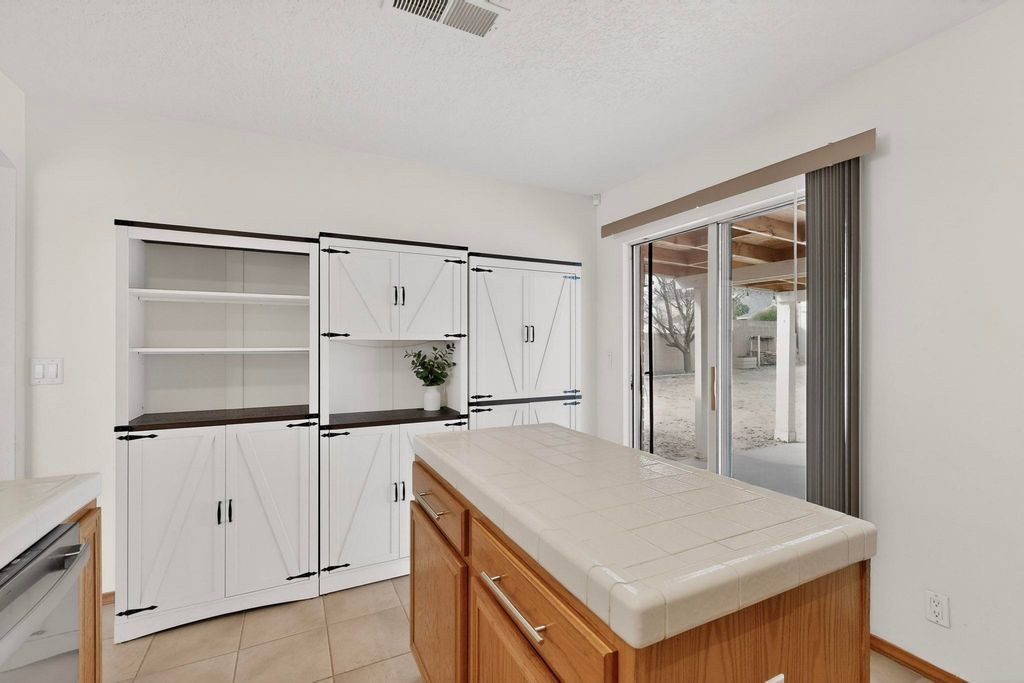 Image 12 of property listing at 9419 Vervain Drive NW, Albuquerque, NM 87114