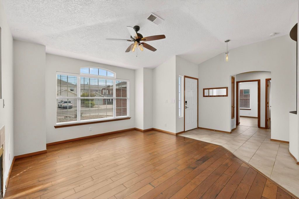 Image 6 of property listing at 9419 Vervain Drive NW, Albuquerque, NM 87114