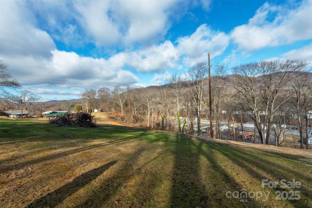 333 Richmond Avenue, Swannanoa, NC 28778