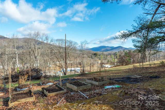 333 Richmond Avenue, Swannanoa, NC 28778