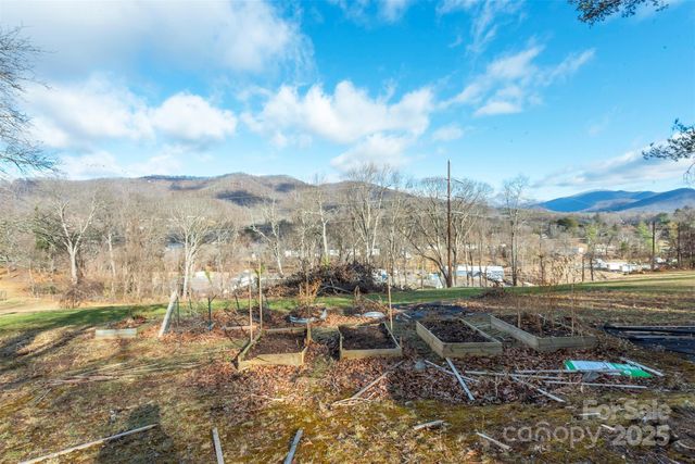 333 Richmond Avenue, Swannanoa, NC 28778