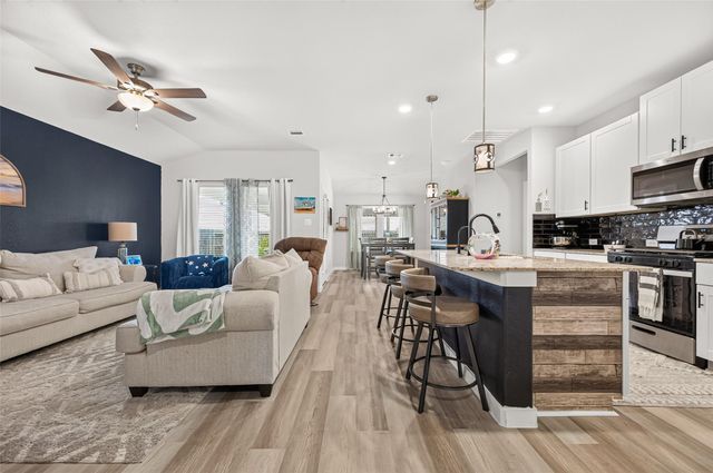 10626 Deussen Lane, Texas City, TX 77591
