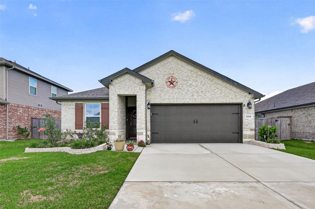 10626 Deussen Lane, Texas City, TX 77591
