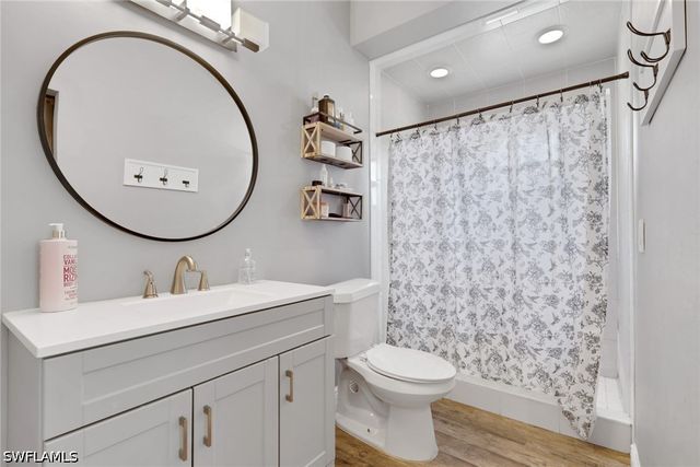 3300 Valencia DR, Naples, FL 34120