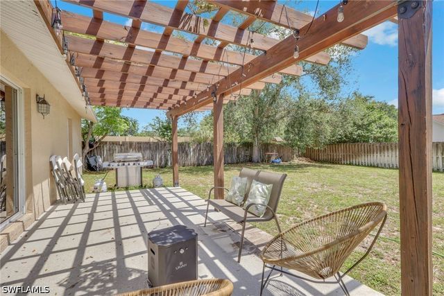 3300 Valencia DR, Naples, FL 34120