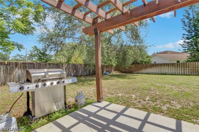 3300 Valencia DR, Naples, FL 34120