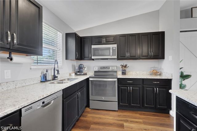 3300 Valencia DR, Naples, FL 34120