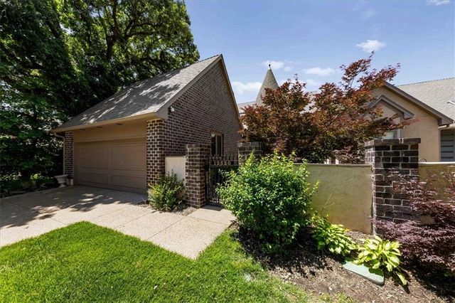 12520 Cedar Street, Leawood, KS 66209