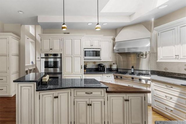 12520 Cedar Street, Leawood, KS 66209