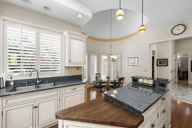 12520 Cedar Street, Leawood, KS 66209