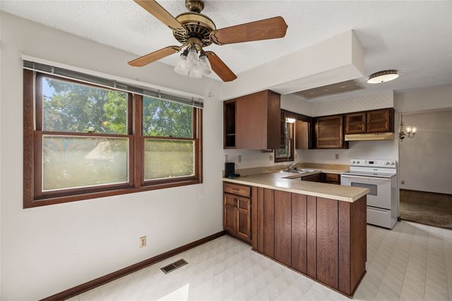 3917 Mary Lynn Drive, Urbandale, IA 50322