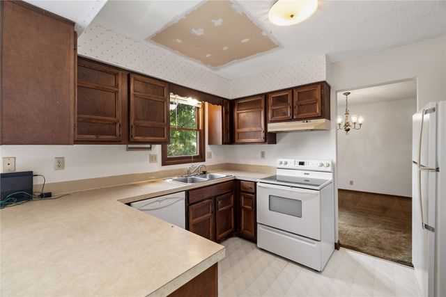 3917 Mary Lynn Drive, Urbandale, IA 50322