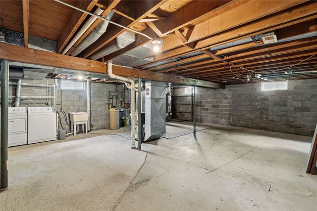 3917 Mary Lynn Drive, Urbandale, IA 50322