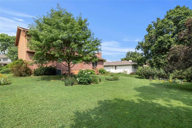 3917 Mary Lynn Drive, Urbandale, IA 50322