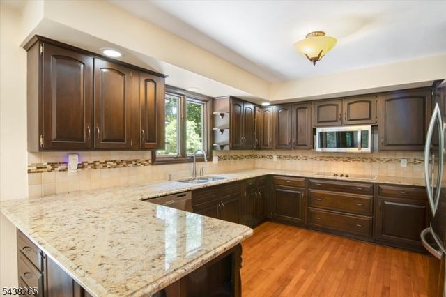 6 Green Hills Rd, Mendham Twp., NJ 07945