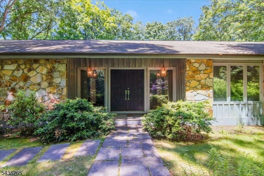 6 Green Hills Rd, Mendham Twp., NJ 07945