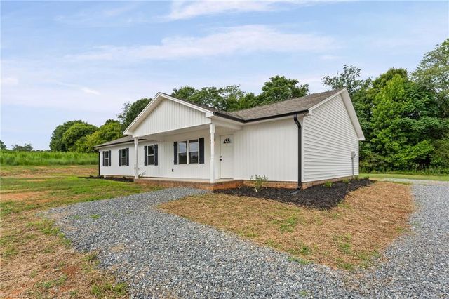 1013 Blue Dan Lane, Yadkinville, NC 27055