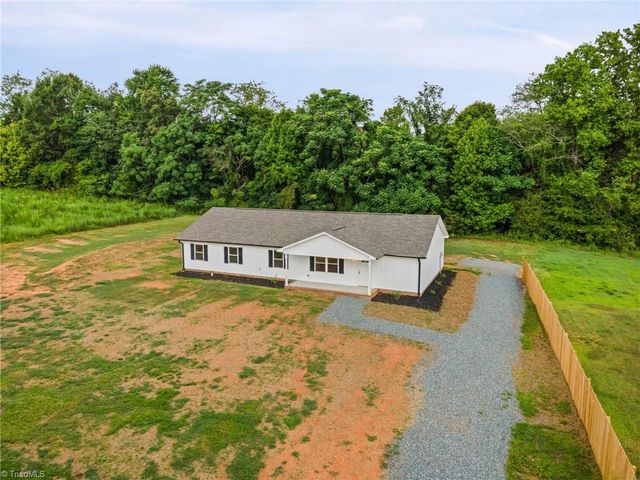 1013 Blue Dan Lane, Yadkinville, NC 27055