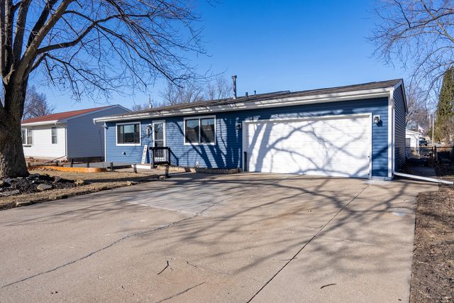318 W Oak Street, Eldridge, IA 52748