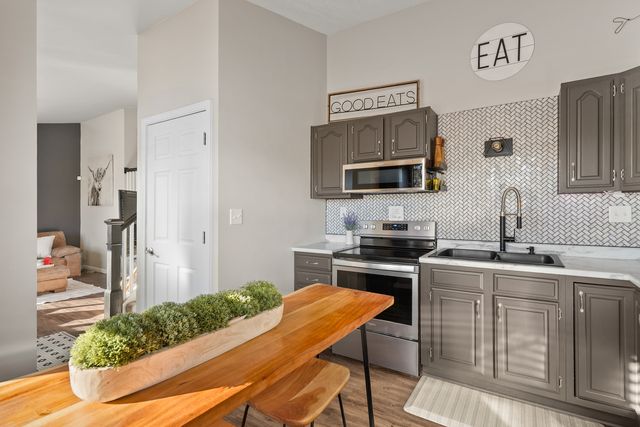 318 W Oak Street, Eldridge, IA 52748