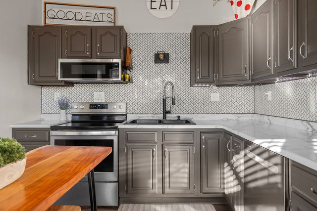 318 W Oak Street, Eldridge, IA 52748