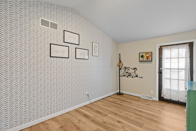 318 W Oak Street, Eldridge, IA 52748