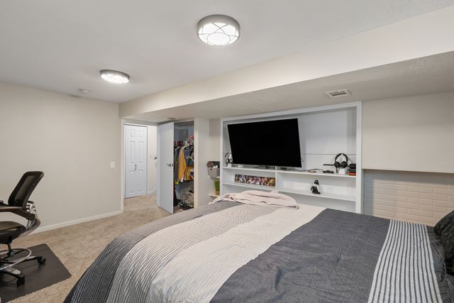 318 W Oak Street, Eldridge, IA 52748