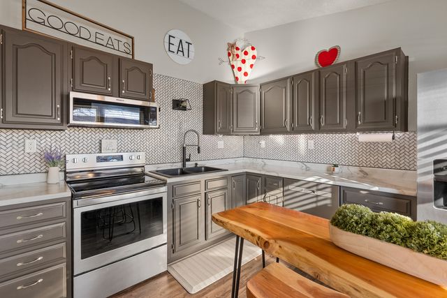 318 W Oak Street, Eldridge, IA 52748