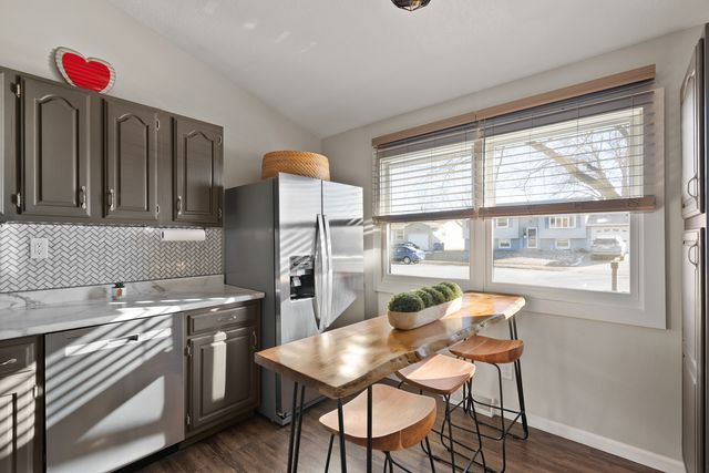 318 W Oak Street, Eldridge, IA 52748