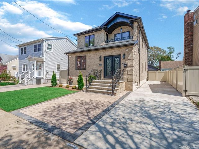 918 N 6th Street, North New Hyde Park, NY 11040