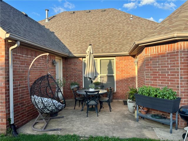 321 Essex Way, Centerton, AR 72719
