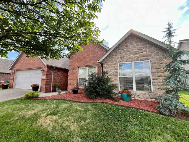 321 Essex Way, Centerton, AR 72719