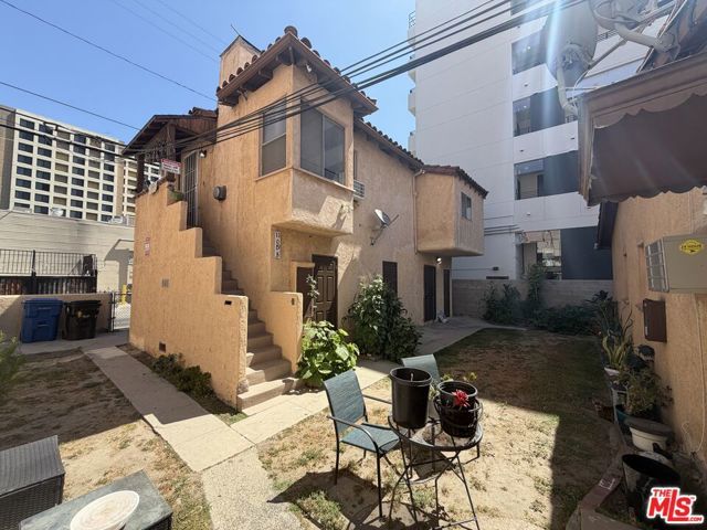 11017 Hartsook Street, North Hollywood (los Angeles), CA 91601