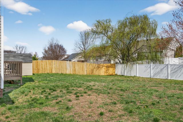 2758 N Whitfield Rd, Clarksville, TN 37040