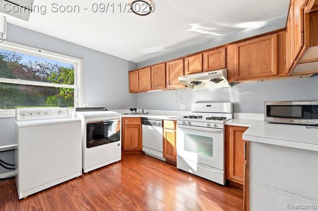 3201 Lynhurst Court, Rochester, MI 48306