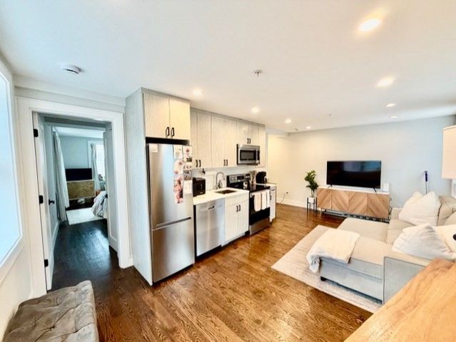 366 Hanover 2, Boston, MA 02113