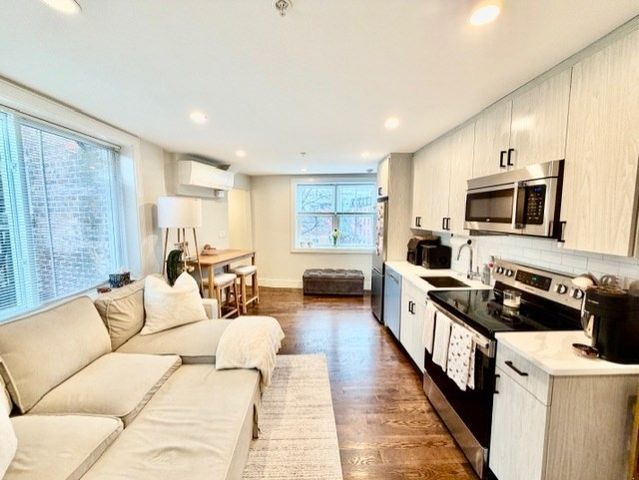 366 Hanover 2, Boston, MA 02113
