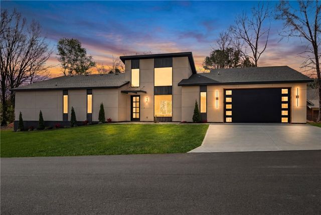 27 Luncarty Lane, Bella Vista, AR 72715