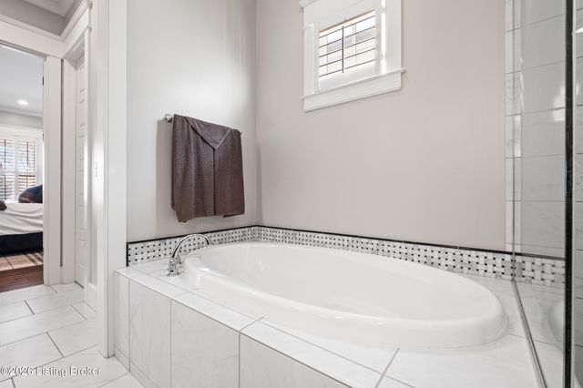 8900 Featherbell Blvd, Prospect, KY 40059