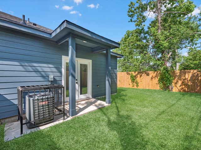 5201 Kenilwood Dr A, Houston, TX 77033