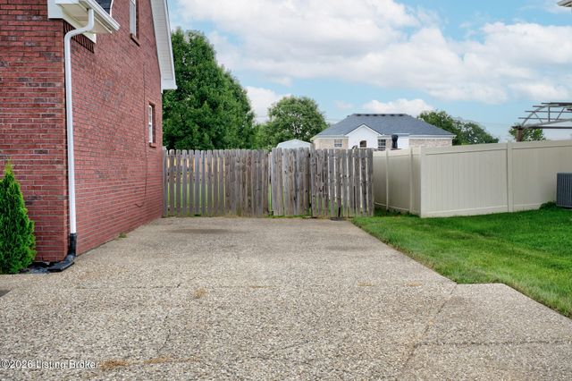 198 Spencer Ln, Mt Washington, KY 40047