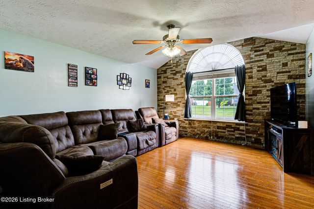 198 Spencer Ln, Mt Washington, KY 40047