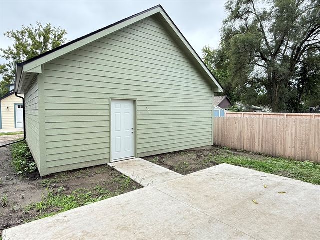 235 E Livingston Avenue, Des Moines, IA 50315