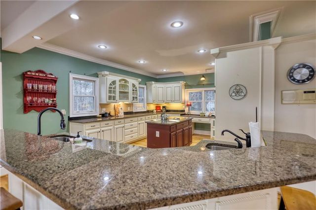 625 W LAKE Drive, Oxford, GA 30054