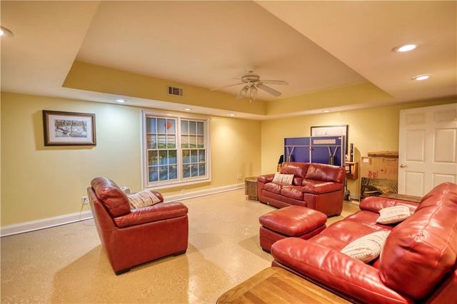 625 W LAKE Drive, Oxford, GA 30054