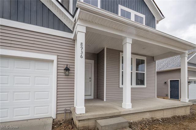 821 Colesbourne Circle, Green, OH 44685