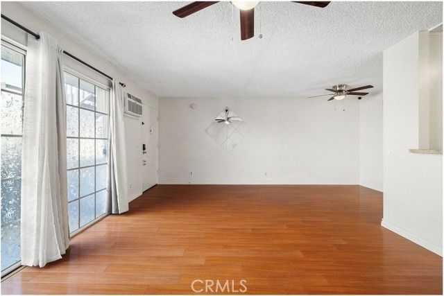 20930 Parthenia Street 116, Canoga Park (los Angeles), CA 91304